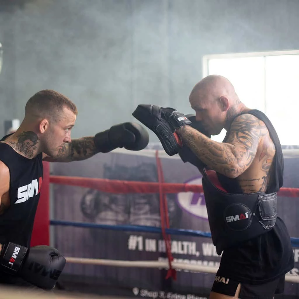 BOXING / MUAY THAI / MMA SMAI Elite85 Leather Focus Mitts Pads Pair Black And Red 4 BOXING / MUAY THAI / MMA SMAI Elite85 Leather Focus Mitts Pads Pair Black And Red